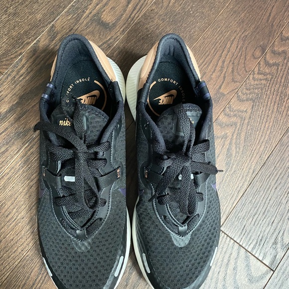 Nike Reposto running shoes. - Picture 4 of 4